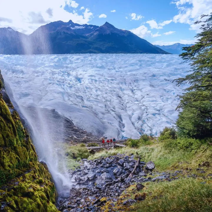 Wandelaars tijdens de Big Ice trekking op de Perito Moreno gletsjer