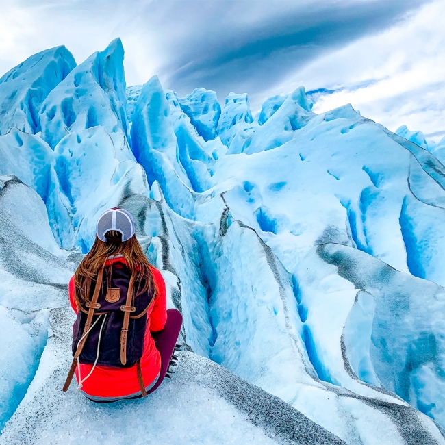 Wandelaar met rugzak bij de Perito Moreno gletsjer in Patagonië Argentinië
