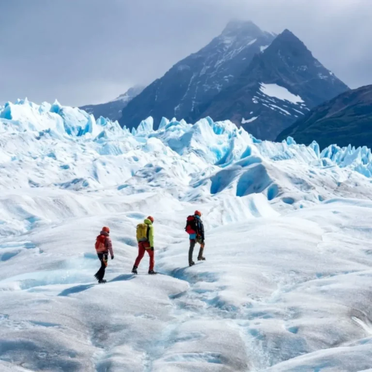 Drie wandelaars op de Perito Moreno gletsjer bij El Calafate in Patagonië Argentinië