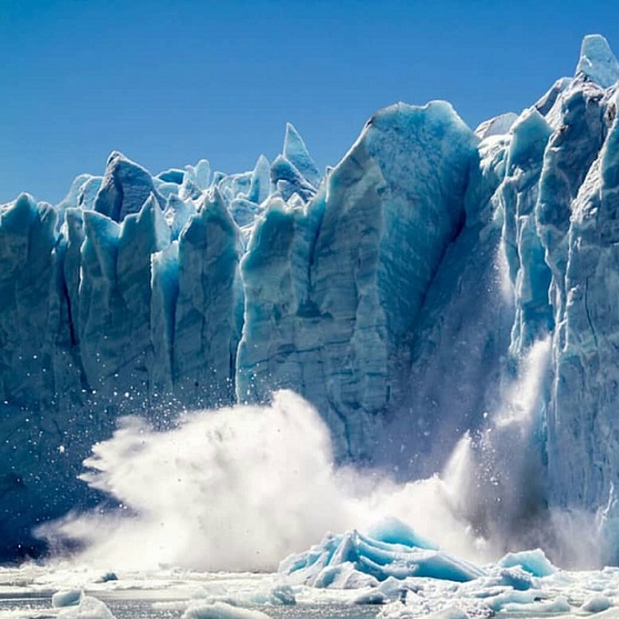 Afbrekend ijs van de Perito Moreno gletsjer bij El Calafate in Patagonië Argentinië