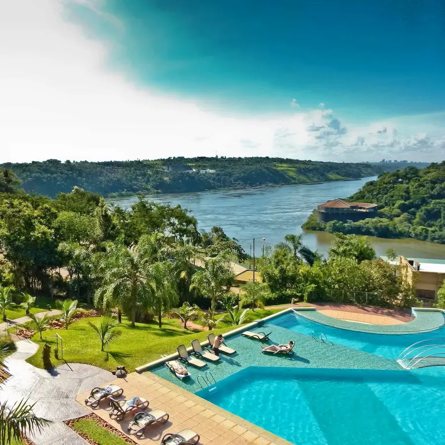 Amérian Portal del Iguazú Hotel ⭐⭐⭐⭐ Het grote buitenzwembad van Amérian Portal del Iguazú met uitzicht op de rivier en het drielandenpunt.