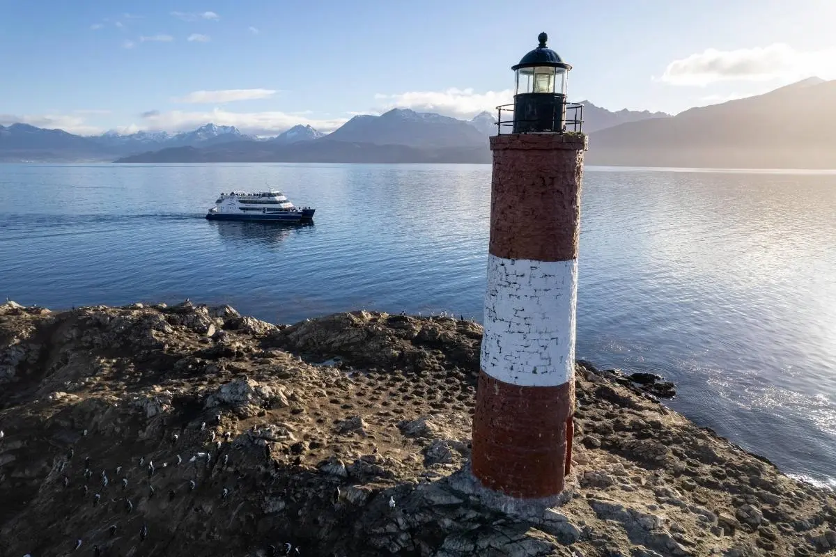 De bekende rood-witte Les Éclaireurs vuurtoren in het Beaglekanaal, gezien vanaf een naderende catamaran nabij Ushuaia.