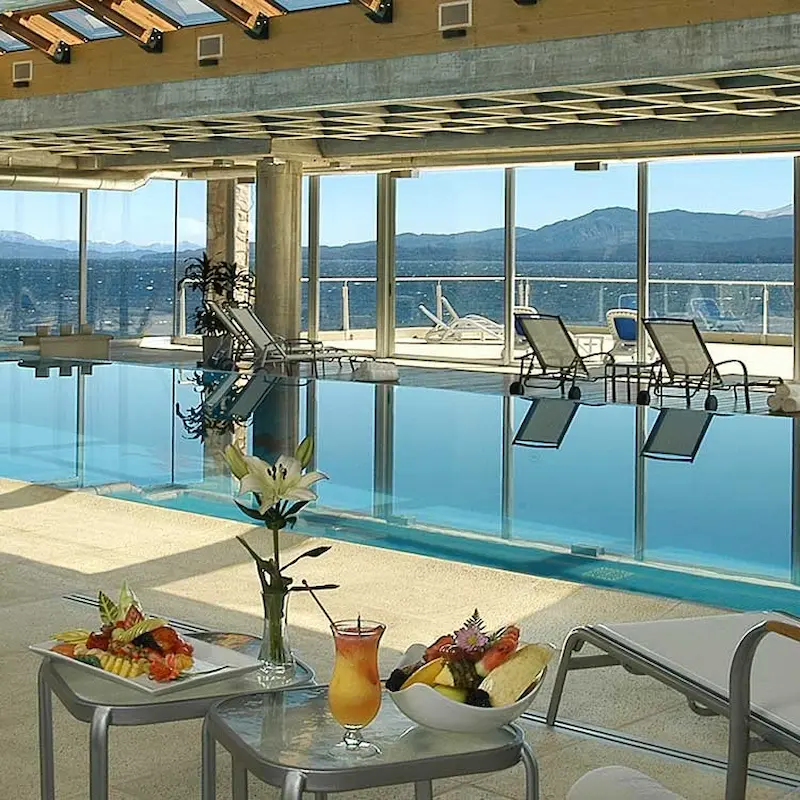 Het wellnesscentrum en binnenzwembad van Cacique Inacayal Lake Hotel met uitzicht op het meer.