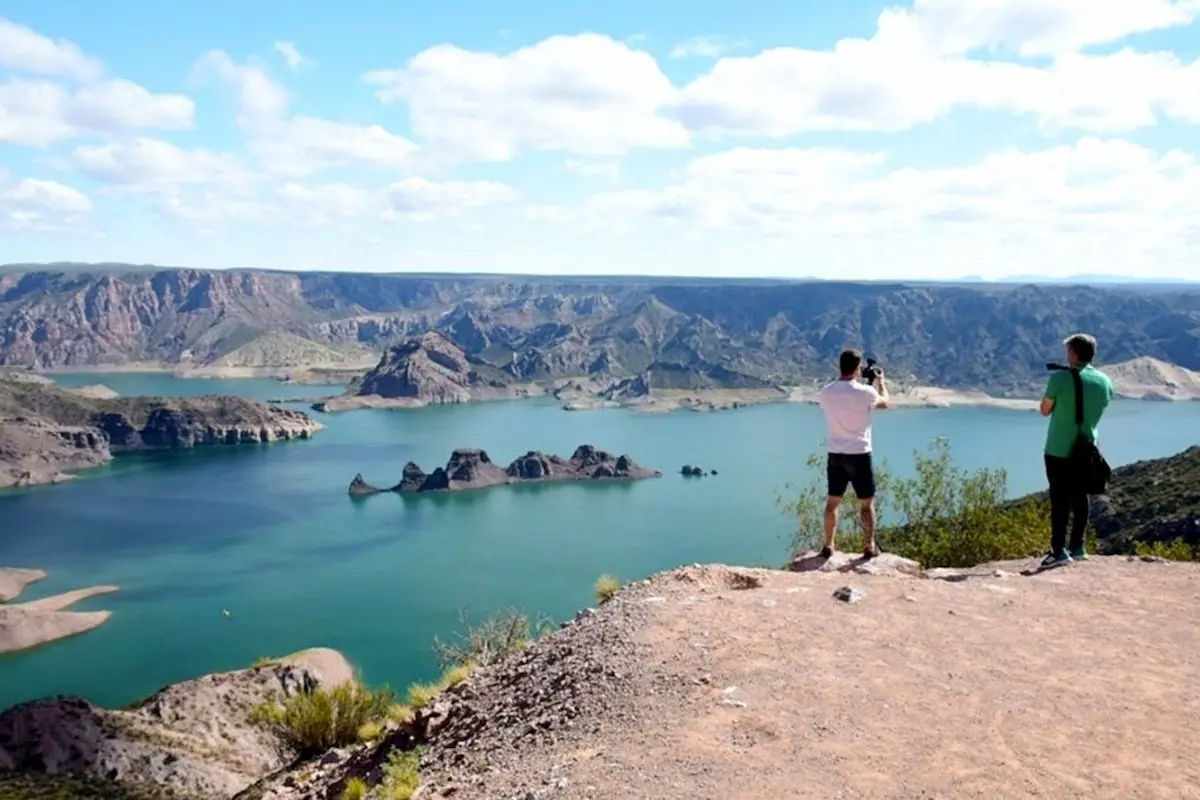 De indrukwekkende Cañón del Atuel Spectaculair uitzicht over de diepe kloof van de Cañón del Atuel nabij San Rafael, met opvallende rotsformaties en blauw water.