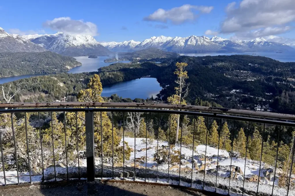Panoramisch uitzicht op de blauwe meren en beboste schiereilanden van het Nahuel Huapi Nationaal Park nabij Bariloche.