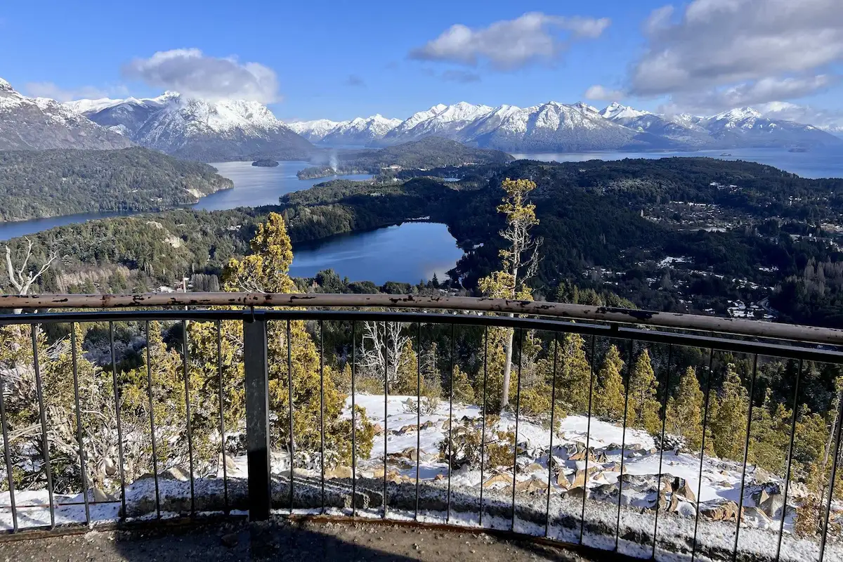 Panoramisch uitzicht over het Nahuel Huapi-meer en het schiereiland Llao Llao vanaf de Cerro Campanario in Bariloche.