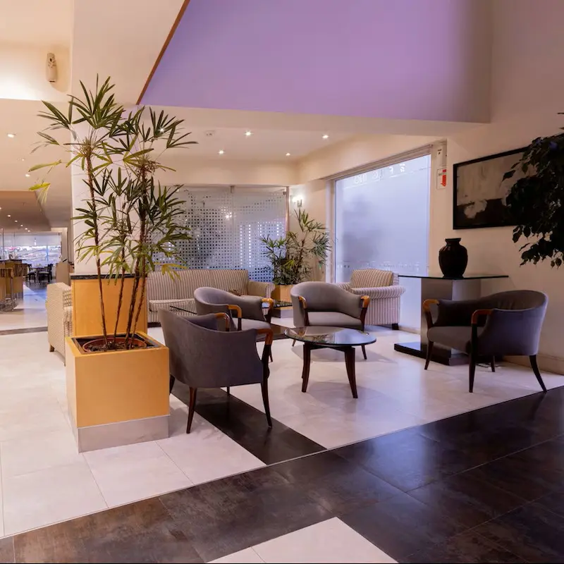 Het stijlvolle interieur van Fueguino Hotel Patagonico nabij de haven van Ushuaia.