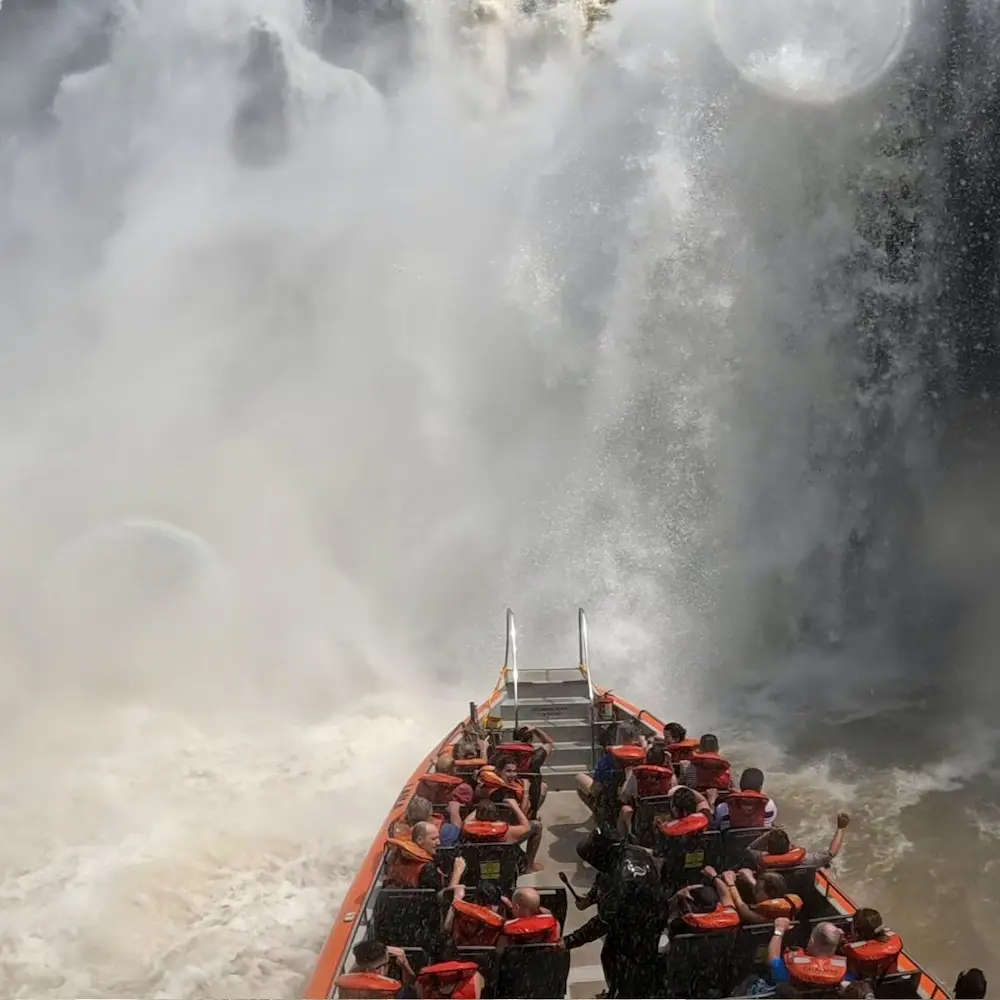 Gran Aventura: Boottocht Iguazú Een speedboot van de Gran Aventura vaart vlak langs de kletterende watervallen van Iguazú in de jungle.