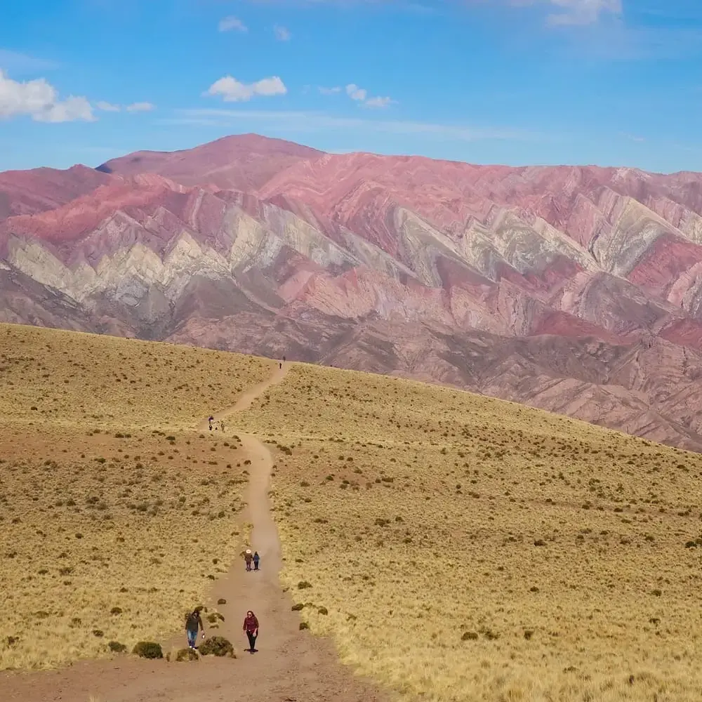 De 14-kleurige berg Hornocal Panoramisch uitzicht op de kleurrijke rotsformaties van de Serranía de Hornocal nabij Humahuaca.