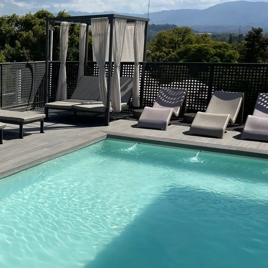 Urbana Class Hotel ⭐⭐⭐ Het zonnige dakterras met zwembad van Urbana Class Hotel in het centrum van Mendoza.