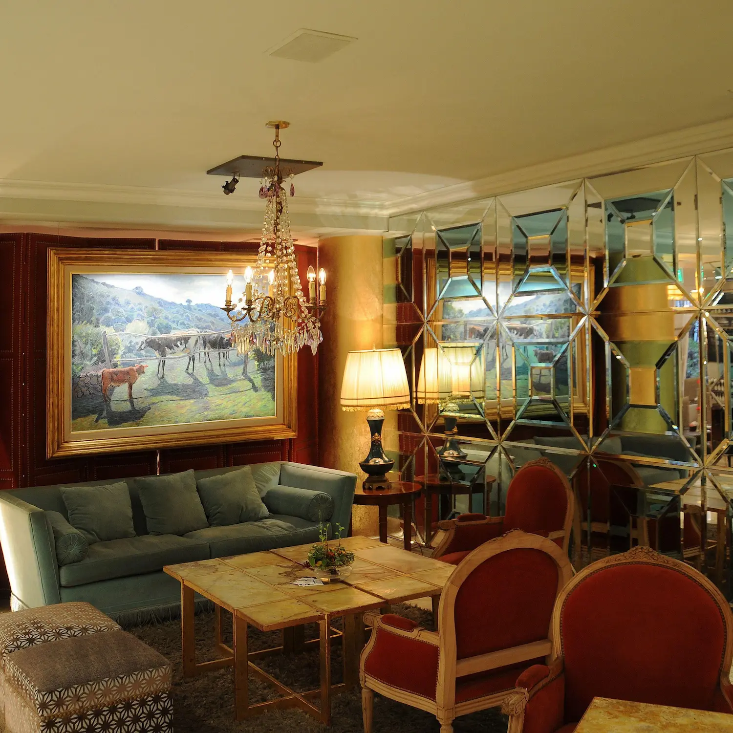 Huentela Hotel ⭐⭐⭐⭐ De stijlvolle lounge en kunstgalerie van het Huentala Hotel in het centrum van Mendoza.