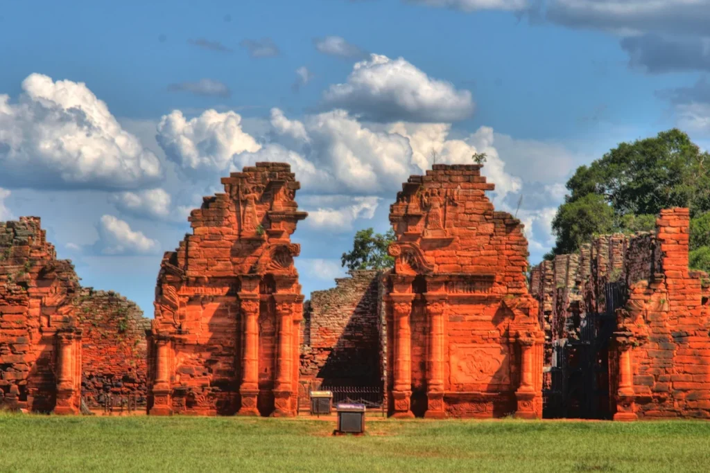 De historische rode zandstenen muren en poorten van de jezuïetenmissie San Ignacio Miní in de provincie Misiones.