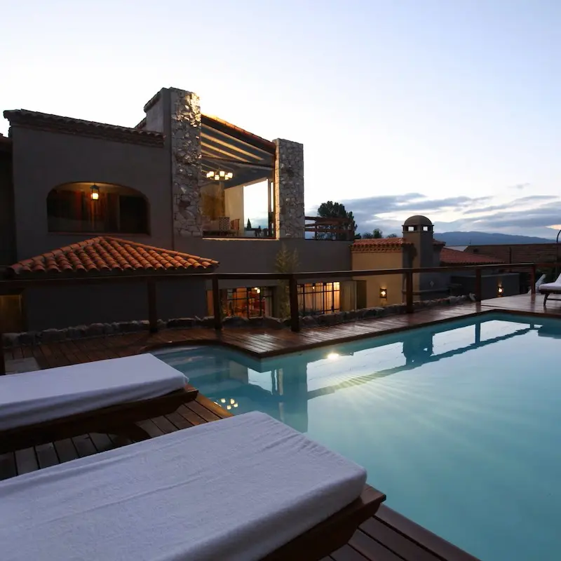Het sfeervolle terras en zwembad van Kkala Boutique Hotel met uitzicht op de heuvels van Salta.