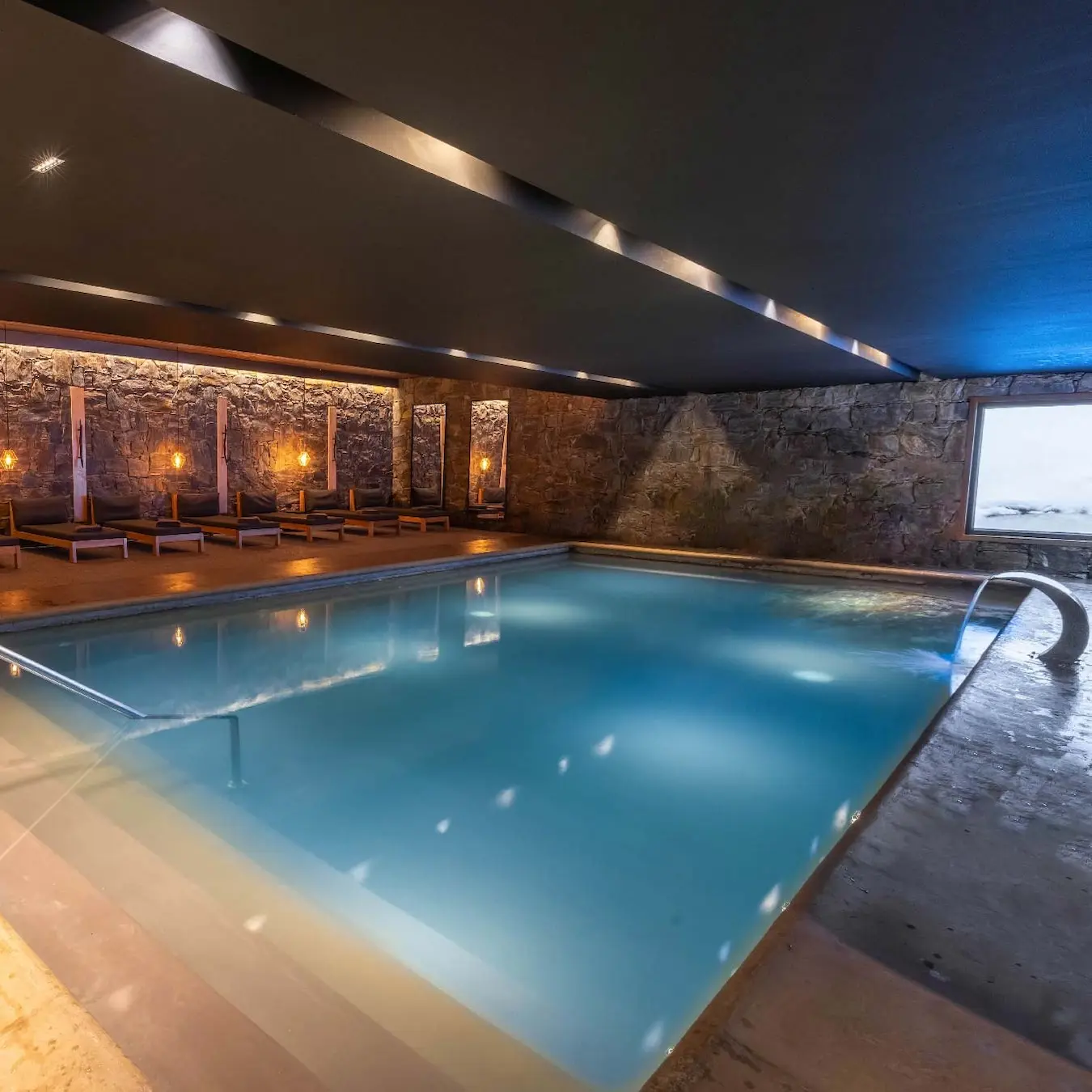 Het luxe binnenzwembad en de spa van Las Hayas Ushuaia Resort met uitzicht op zee.