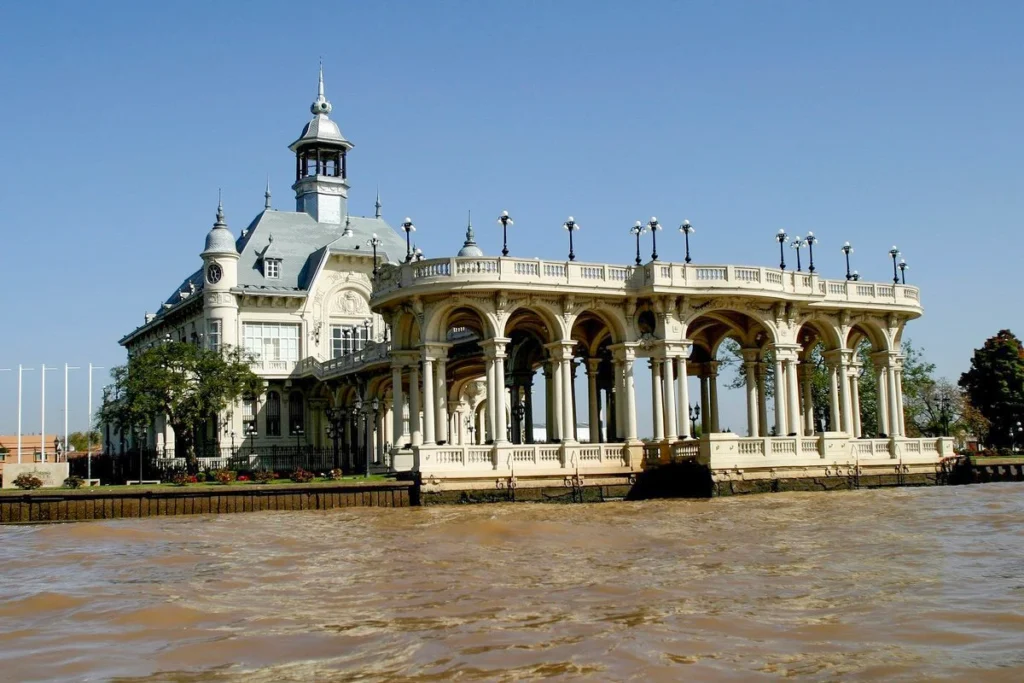 Het statige Museo de Arte Tigre met zijn indrukwekkende zuilengalerij aan de oever van de Luján-rivier in de Delta del Tigre.