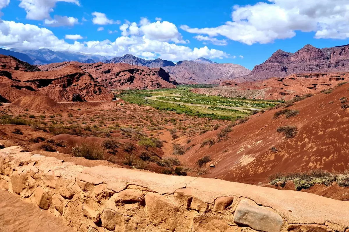 De rode wonderen van Cafayate Een adembenemend panorama vanaf het Mirador Tres Cruces uitkijkpunt over de dieprode rotsformaties van de Quebrada de las Conchas bij Cafayate.