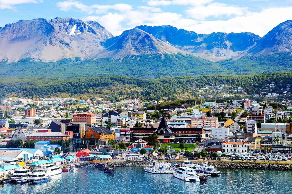 Panoramisch uitzicht over de stad Ushuaia aan de oever van het Beaglekanaal met de besneeuwde toppen van de Andes op de achtergrond.