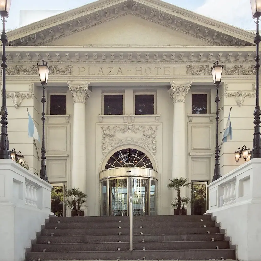 Park Hyatt Mendoza ⭐⭐⭐⭐⭐ De indrukwekkende witte gevel van het Park Hyatt Mendoza aan het Plaza Independencia.