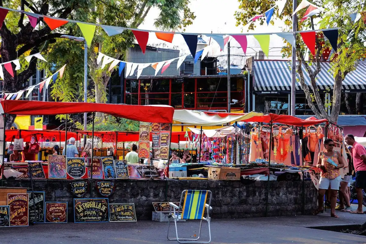 Ontspannen sfeer op Plaza Serrano Kleurrijke marktkraampjes en terrasjes op Plaza Serrano in de trendy wijk Palermo Soho, Buenos Aires.