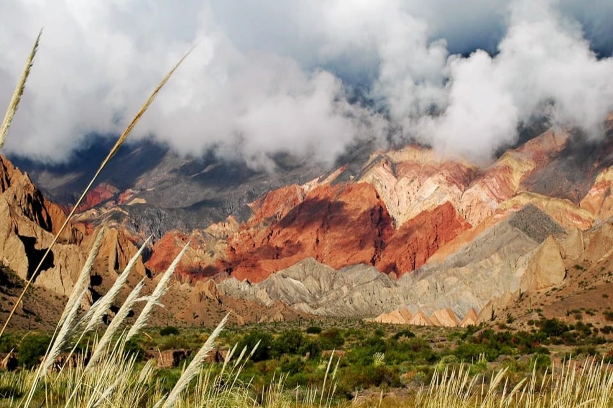 Panoramisch uitzicht over de kleurrijke rotsformaties en het ruige landschap van de Quebrada del Toro op weg naar San Antonio de los Cobres, Salta.
