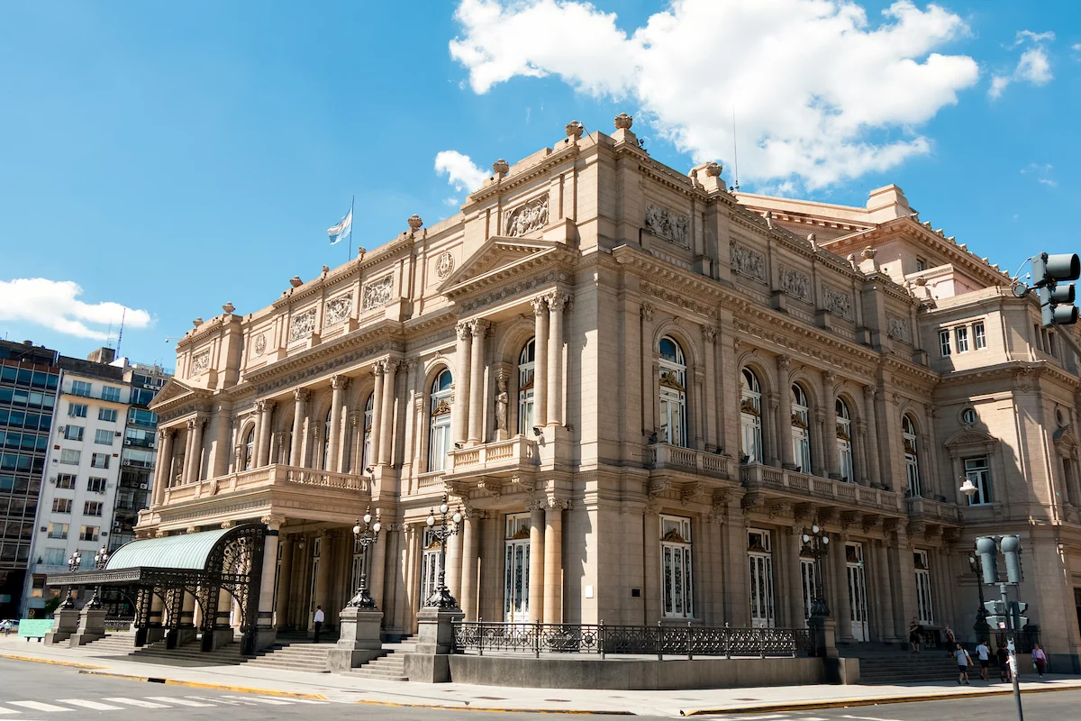 Het indrukwekkende Teatro Colón in Buenos Aires met zijn rijke architectonische details onder een helderblauwe lucht.