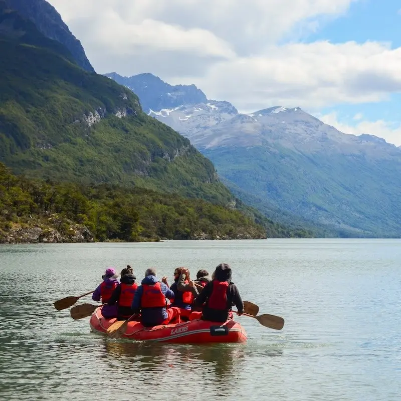 Reizigers in kano's op het kalme water van de Lapataia-baai in het Nationaal Park Tierra del Fuego.