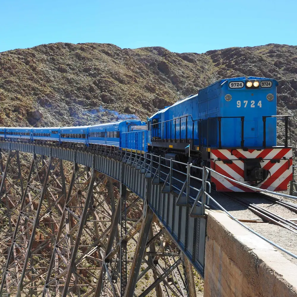 De Tren a las Nubes die over het hoge La Polvorilla viaduct in het Andesgebergte rijdt.
