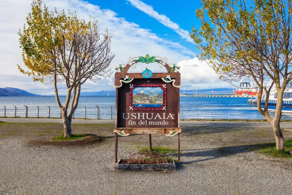 Het iconische bord 'Ushuaia fin del mundo' in de haven van de zuidelijkste stad ter wereld.