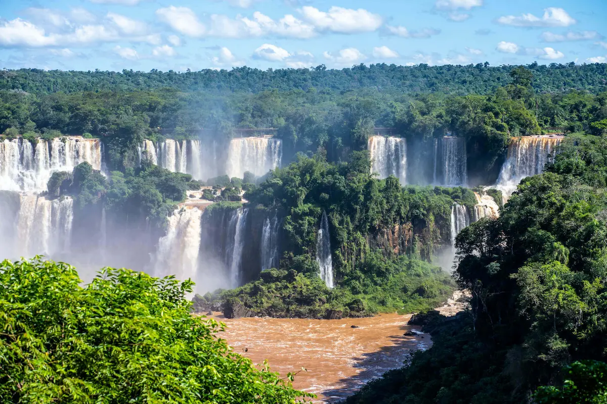 Indrukwekkend panoramisch uitzicht op de talrijke watervallen van Iguazú aan de Argentijnse zijde, omgeven door groene jungle.