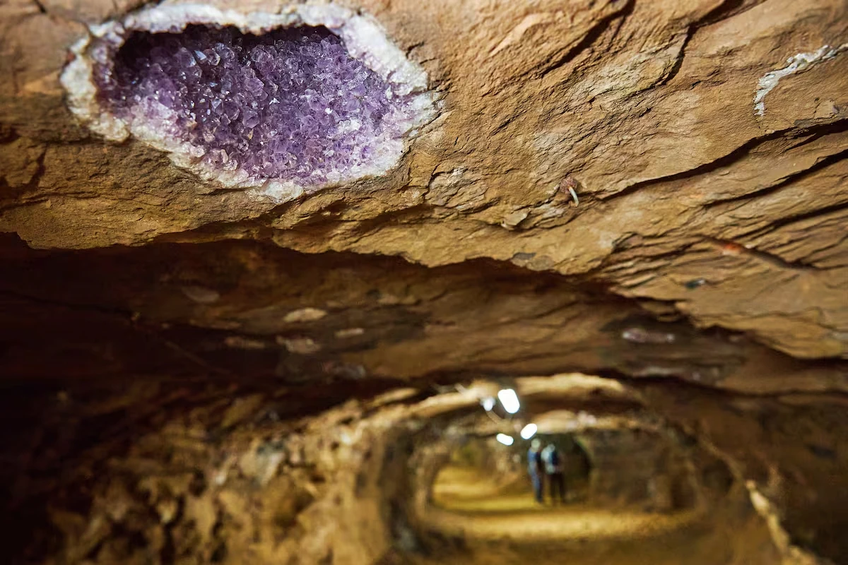 Een close-up van paarse amethist-kristallen en geodes in de wanden van de edelsteenmijnen van Wanda in de provincie Misiones.
