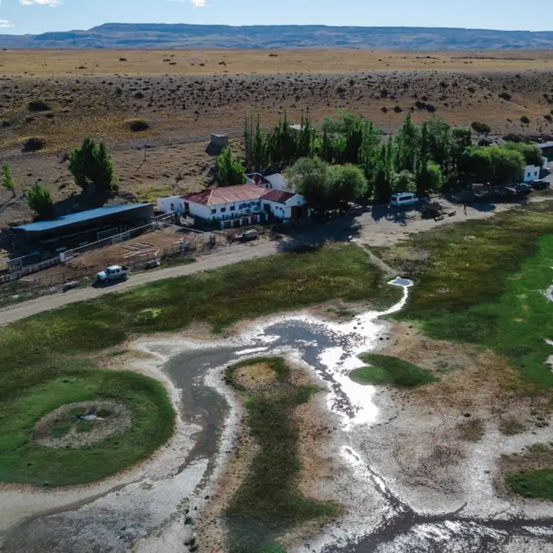 De historische gebouwen en de omliggende natuur van Estancia La Angostura nabij Gobernador Gregores.