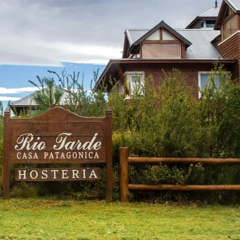 De sfeervolle buitenzijde van Hostería Río Tarde Casa Patagónica in het berglandschap van Lago Posadas.
