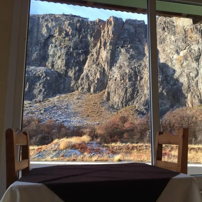 Het indrukwekkende uitzicht op de steile rotswanden van El Chaltén vanuit het restaurant van Hostería Vertical Lodge.