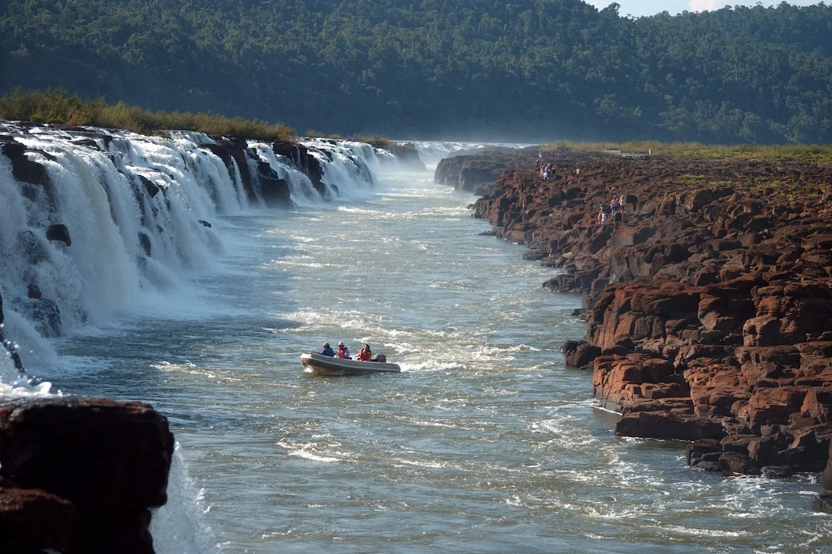 Een boot vaart door de rivier langs de unieke zijwaartse watervallen van Saltos del Moconá in de provincie Misiones.