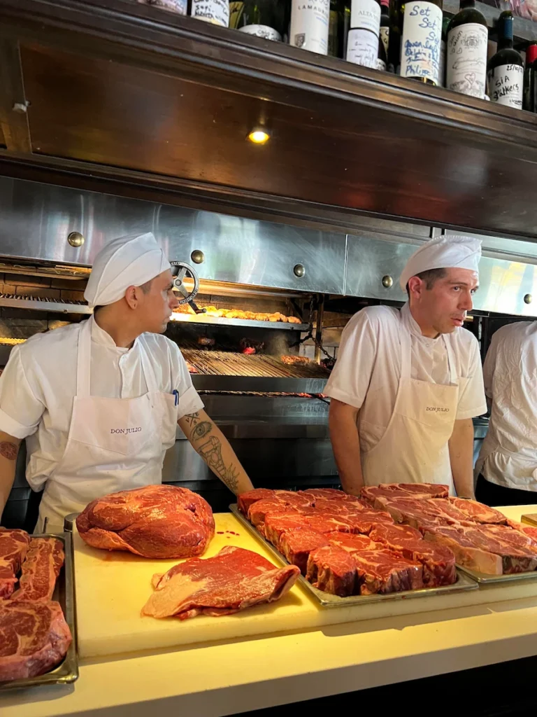 Traditionele Argentijnse parrilla in Buenos Aires met asadores en grote stukken rundvlees