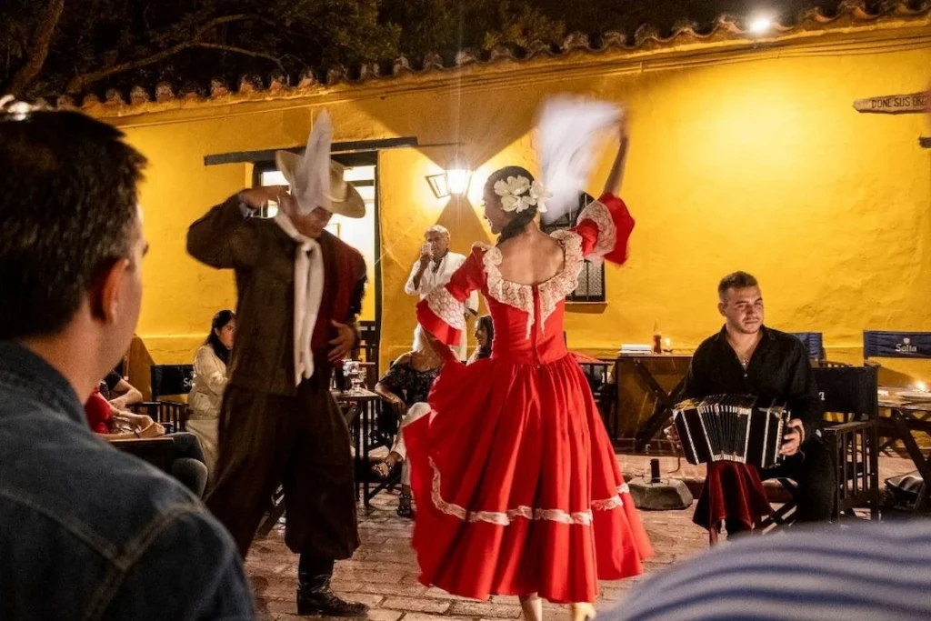 Traditionele folkloristische dansers bij de authentieke peña La Casona del Molino in Salta, Noord-Argentinië.