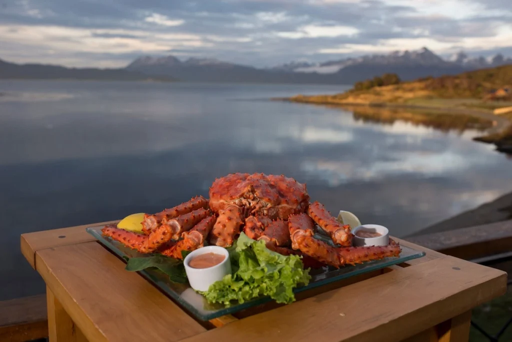 Een vers gekookte Zuidelijke koningskrab of centolla op een terras aan het Beaglekanaal in Ushuaia, Vuurland.