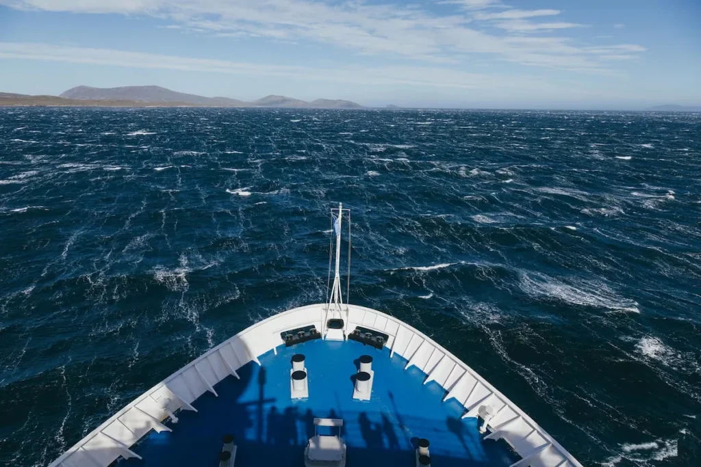 Uitzicht vanaf de boeg van een expeditieschip op de ruige golven van de Drake Passage richting Antarctica vanuit Ushuaia.