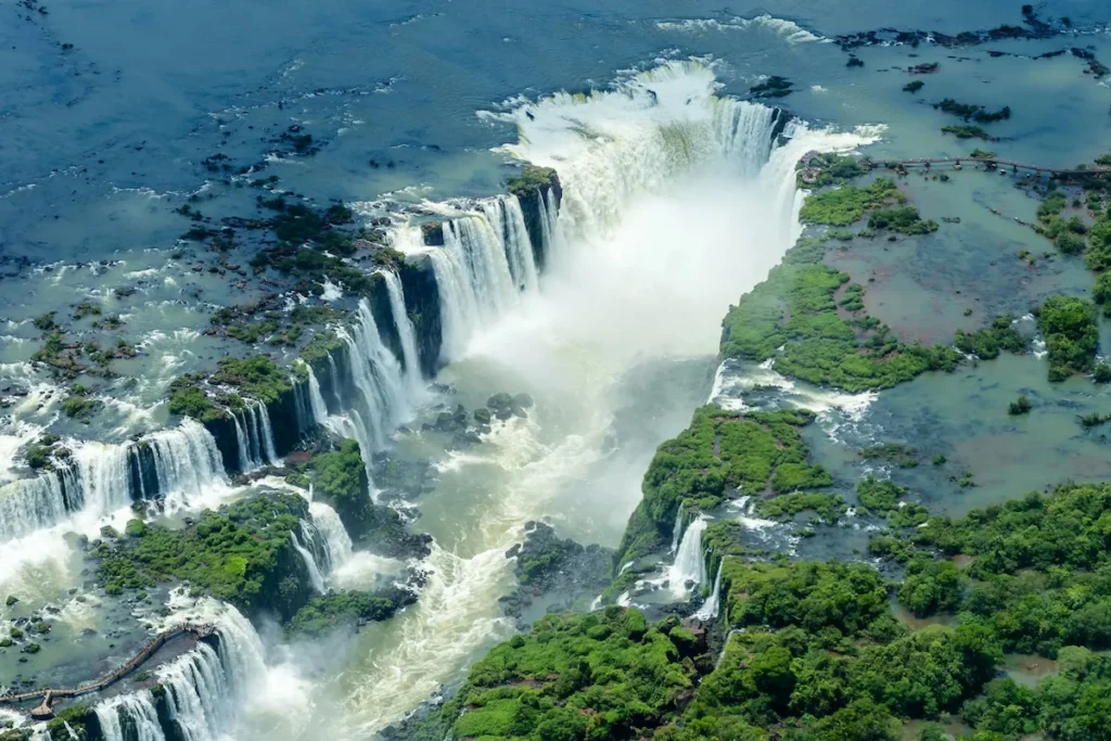 Luchtfoto van de indrukwekkende Garganta del Diablo bij de Iguazu watervallen in de jungle van Argentinië.