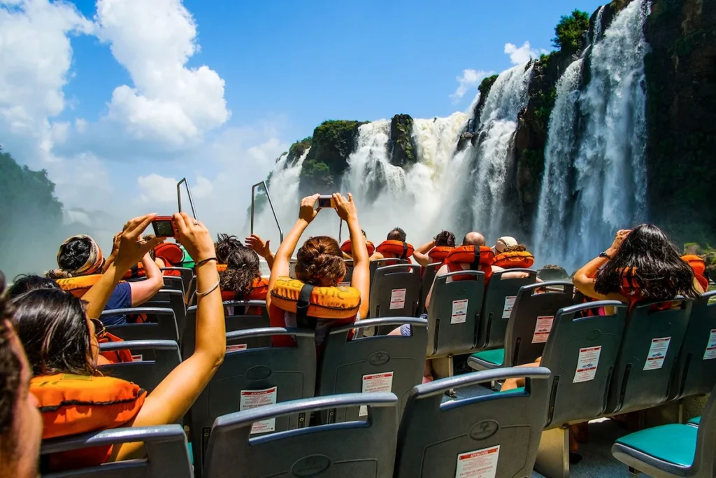 Toeristen in reddingsvesten op een speedboot tijdens de Gran Aventura boottocht vlak onder de Iguazu watervallen.