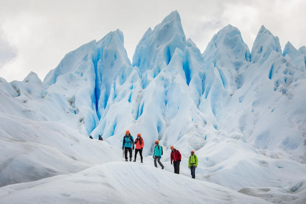 Reizigers maken een ijstreking met stijgijzers over de Perito Moreno gletsjer bij El Calafate in Patagonië.
