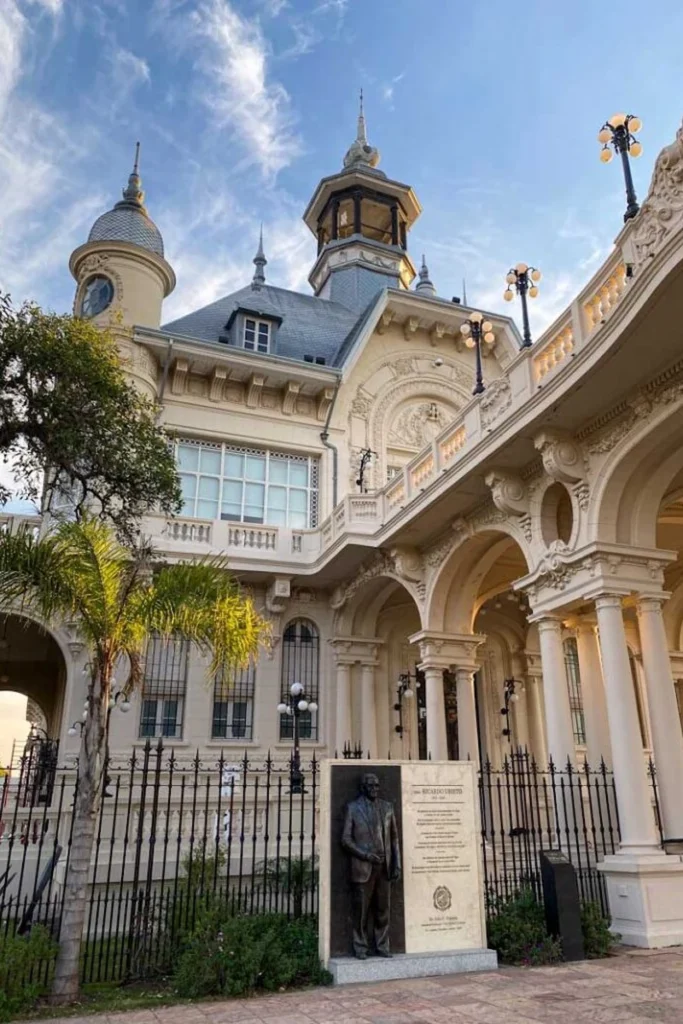De indrukwekkende belle-époque architectuur van het Museo de Arte Tigre in Argentinië met een standbeeld op de voorgrond.