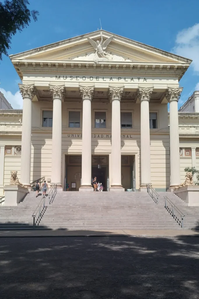 De monumentale ingang van het Museo de La Plata in Argentinië met neoklassieke zuilen en trappen.