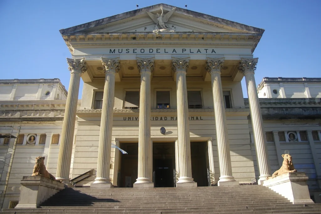 De neoklassieke ingang van het historische Museo de La Plata met sabeltandtijger beelden nabij Buenos Aires.