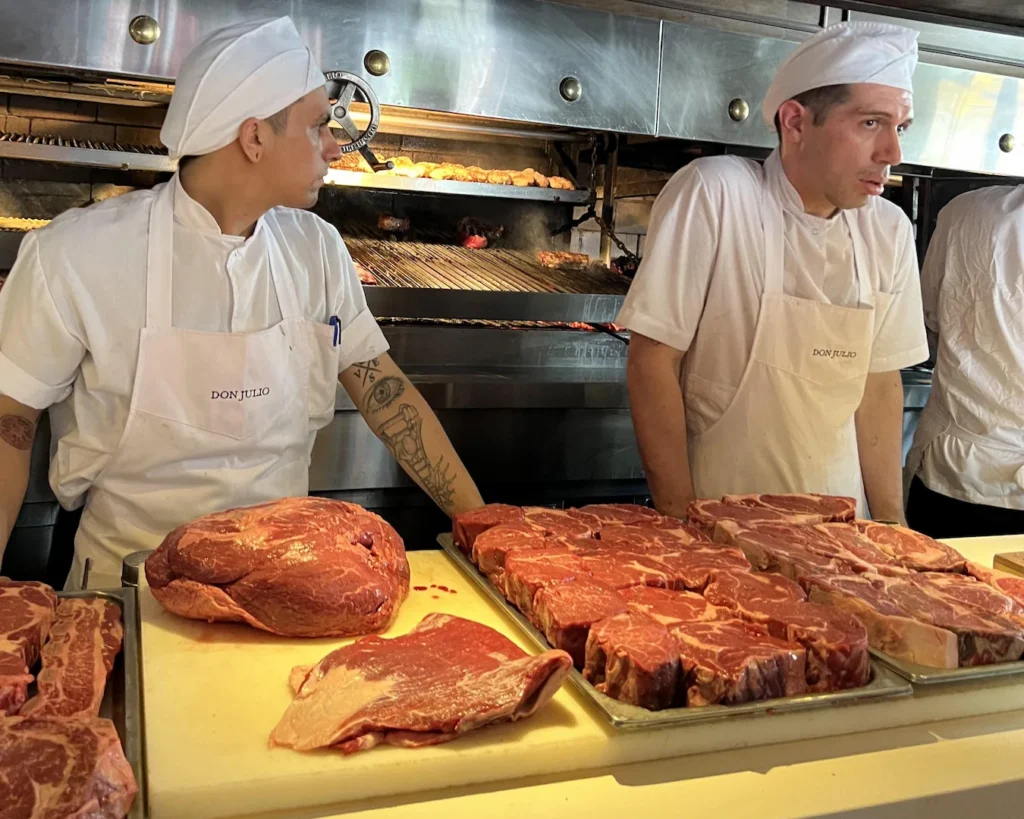 Asado meesters aan het werk bij de beroemde Parrilla Don Julio met premium Argentijns rundvlees in Buenos Aires.