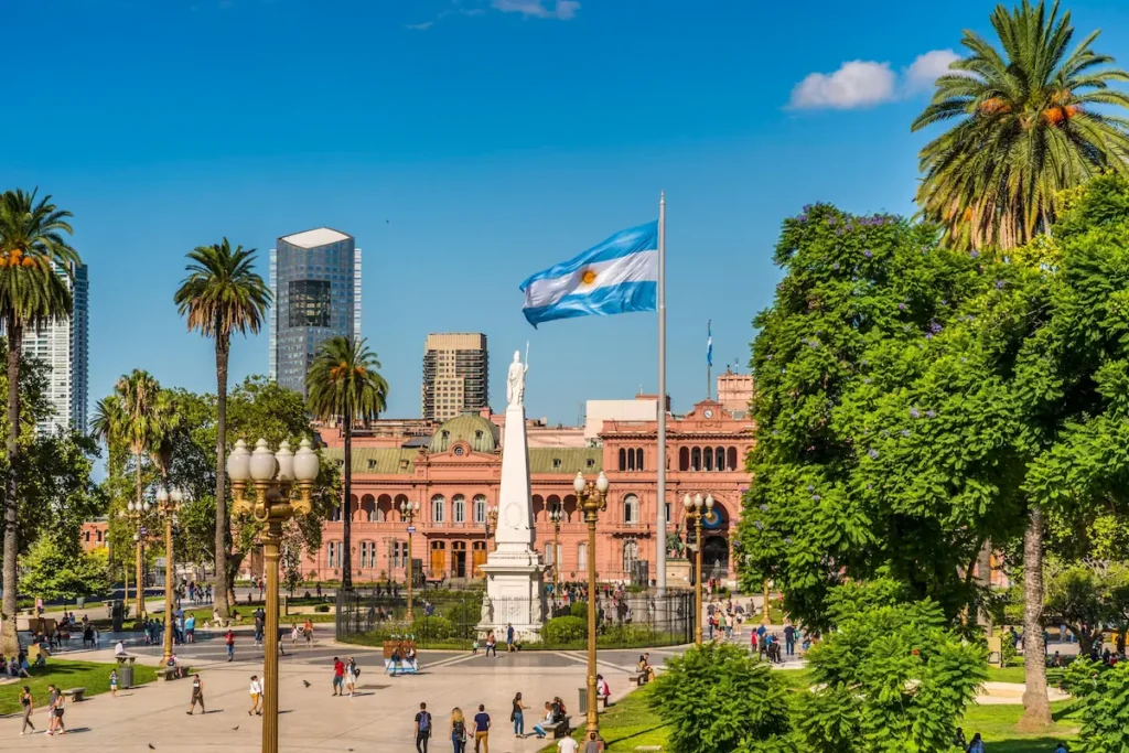 Plaza de Mayo in Buenos Aires met de grote Argentijnse vlag, de Pirámide de Mayo en de Casa Rosada op de achtergrond.
