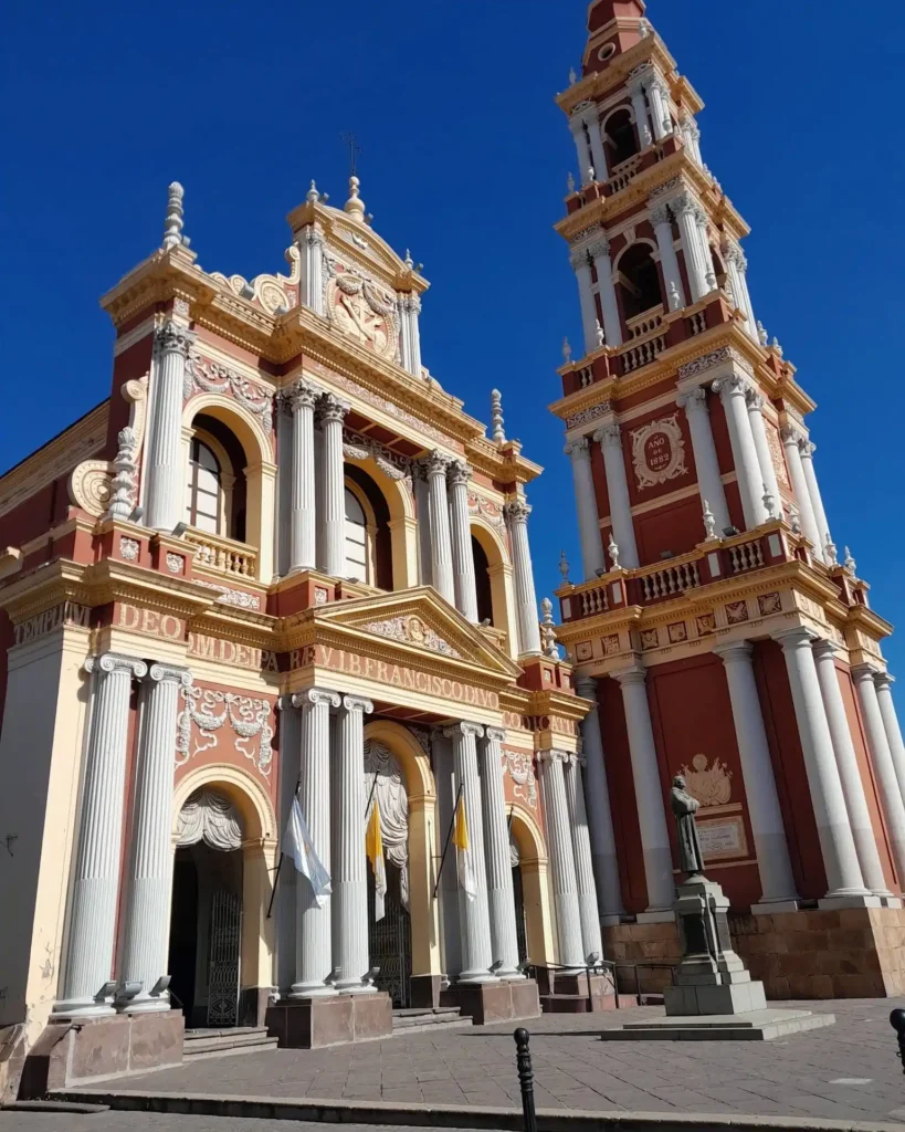 De opvallende rood-gouden gevel en klokkentoren van de Iglesia de San Francisco in Salta, Argentinië.