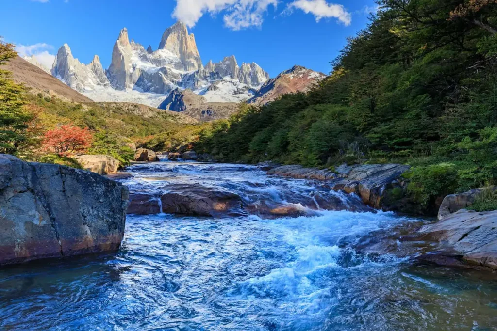 Uitzicht op de iconische Monte Fitz Roy en de stromende rivier tijdens een trekking in El Chalten, Patagonië.