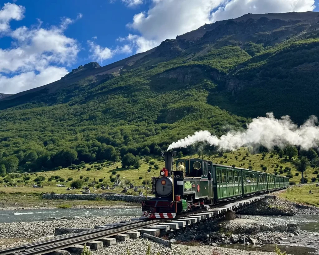 De historische stoomtrein Tren del Fin del Mundo rijdt over een brug in het nationale park van Ushuaia, Vuurland.