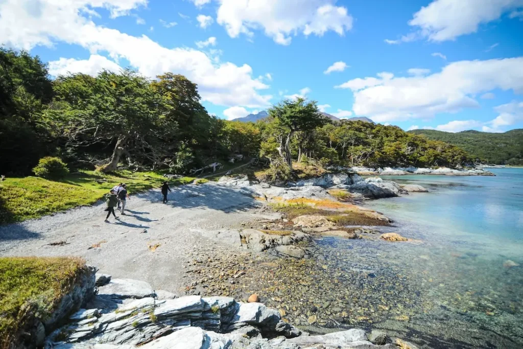 Wandelaars op het strand van Bahia Lapataia in het nationale park Tierra del Fuego bij Ushuaia.